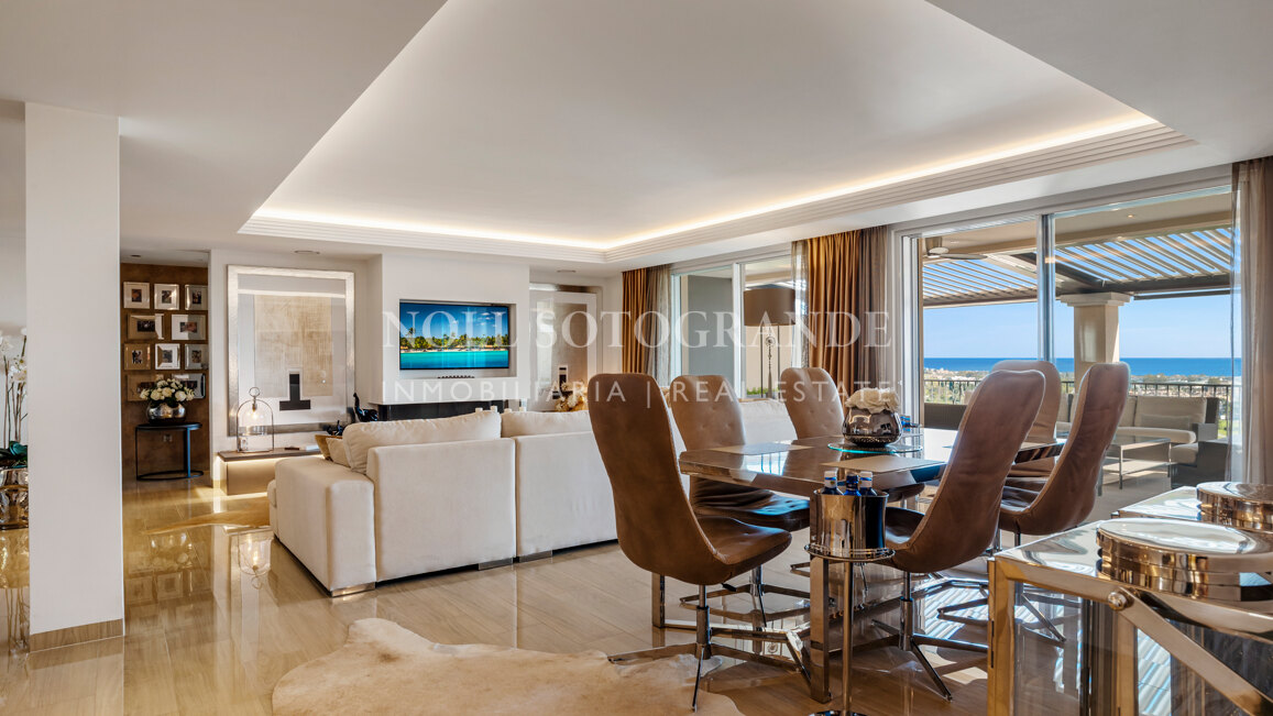 Contemporary 4-bedroom duplex penthouse with solarium and sea views in Los Almendros, Benahavis