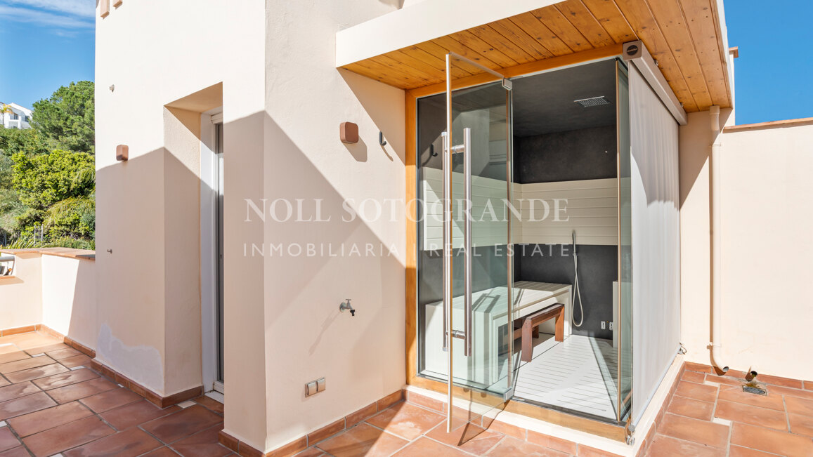 Contemporary 4-bedroom duplex penthouse with solarium and sea views in Los Almendros, Benahavis