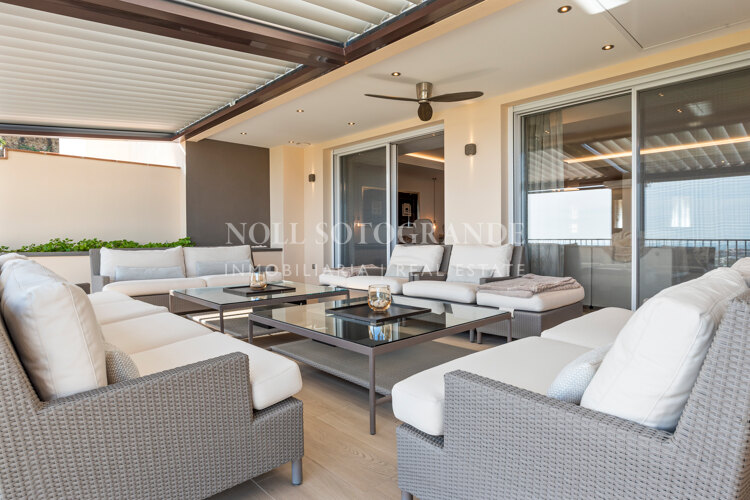 Contemporary 4-bedroom duplex penthouse with solarium and sea views in Los Almendros, Benahavis