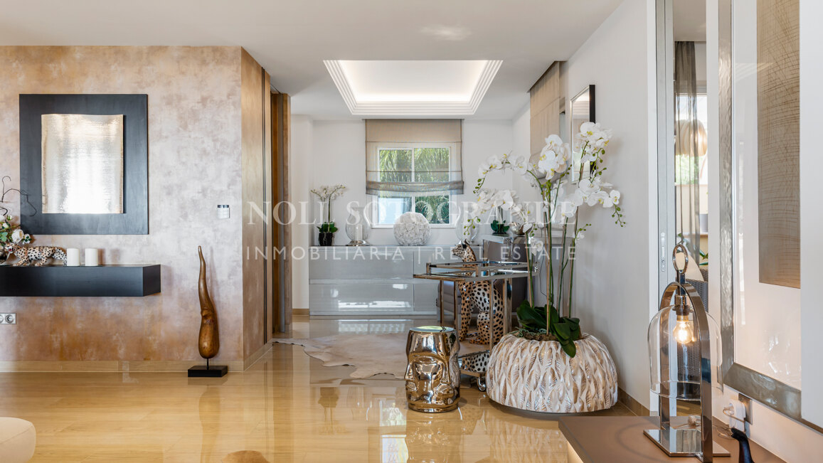 Contemporary 4-bedroom duplex penthouse with solarium and sea views in Los Almendros, Benahavis