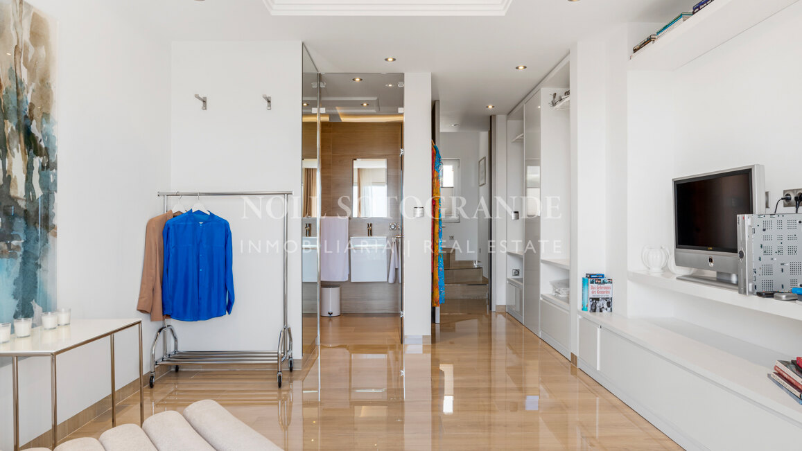 Contemporary 4-bedroom duplex penthouse with solarium and sea views in Los Almendros, Benahavis