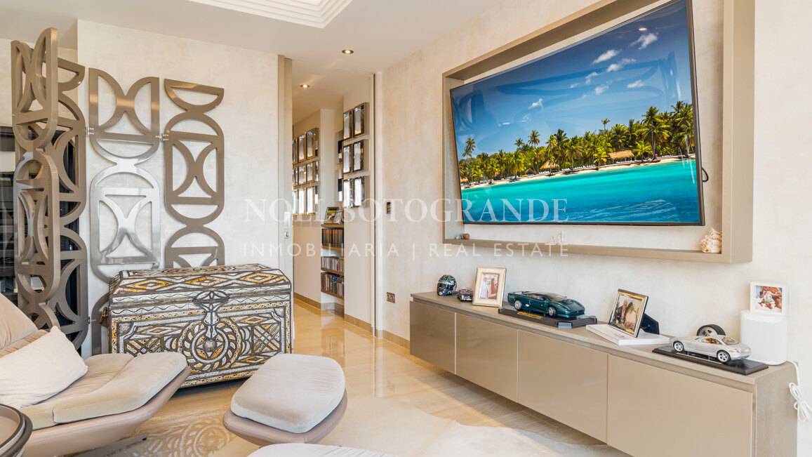 Contemporary 4-bedroom duplex penthouse with solarium and sea views in Los Almendros, Benahavis