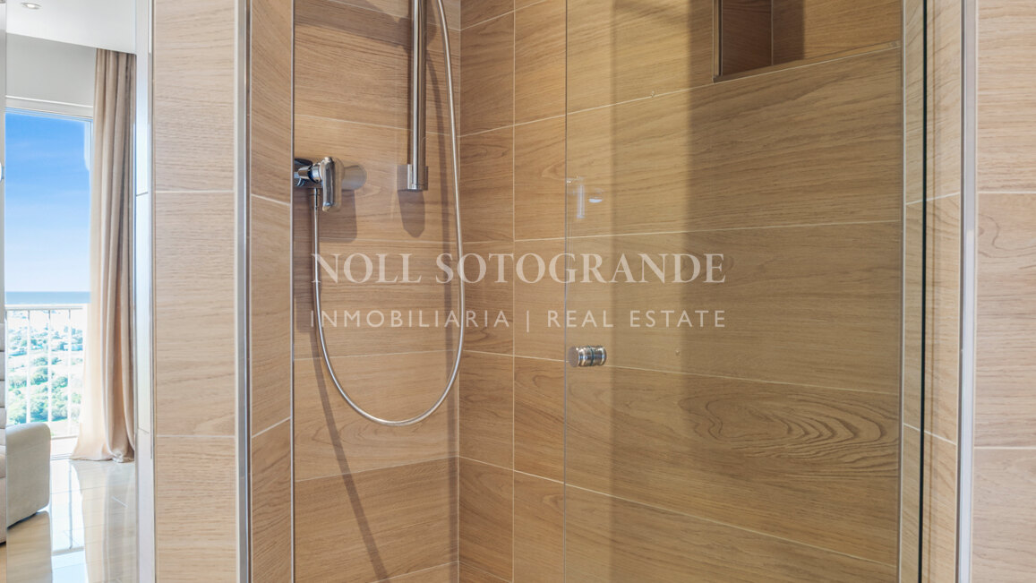 Contemporary 4-bedroom duplex penthouse with solarium and sea views in Los Almendros, Benahavis