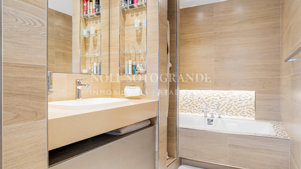 Contemporary 4-bedroom duplex penthouse with solarium and sea views in Los Almendros, Benahavis