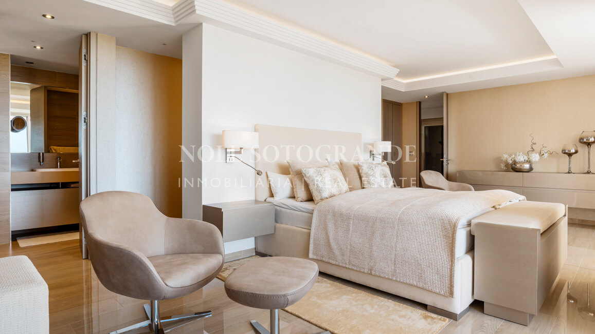 Contemporary 4-bedroom duplex penthouse with solarium and sea views in Los Almendros, Benahavis