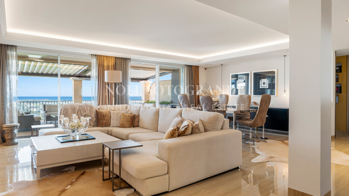 Contemporary 4-bedroom duplex penthouse with solarium and sea views in Los Almendros, Benahavis