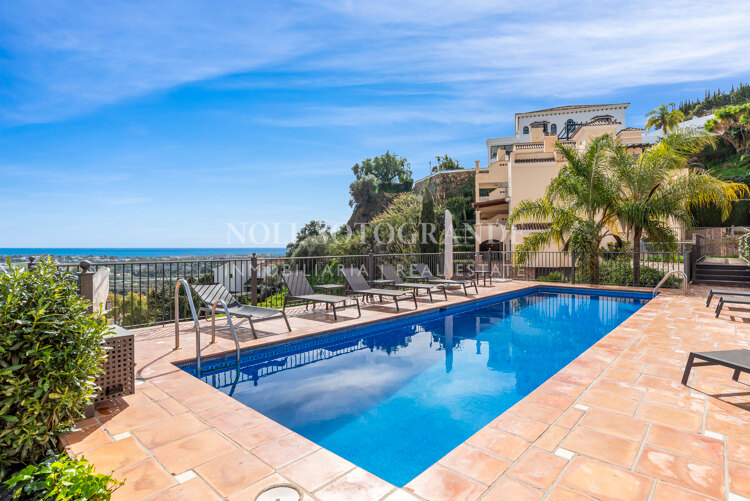 Contemporary 4-bedroom duplex penthouse with solarium and sea views in Los Almendros, Benahavis