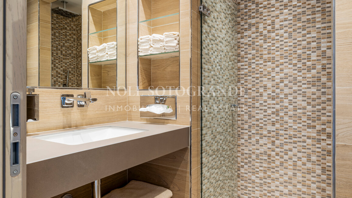 Contemporary 4-bedroom duplex penthouse with solarium and sea views in Los Almendros, Benahavis