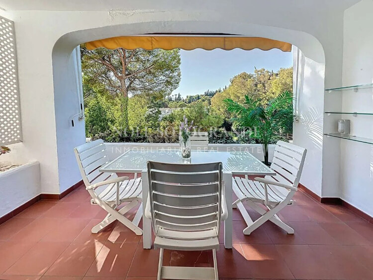 Front line La Quinta Golf 2-bedroom apartment within walking distance to the Golf Course and 5* amenities