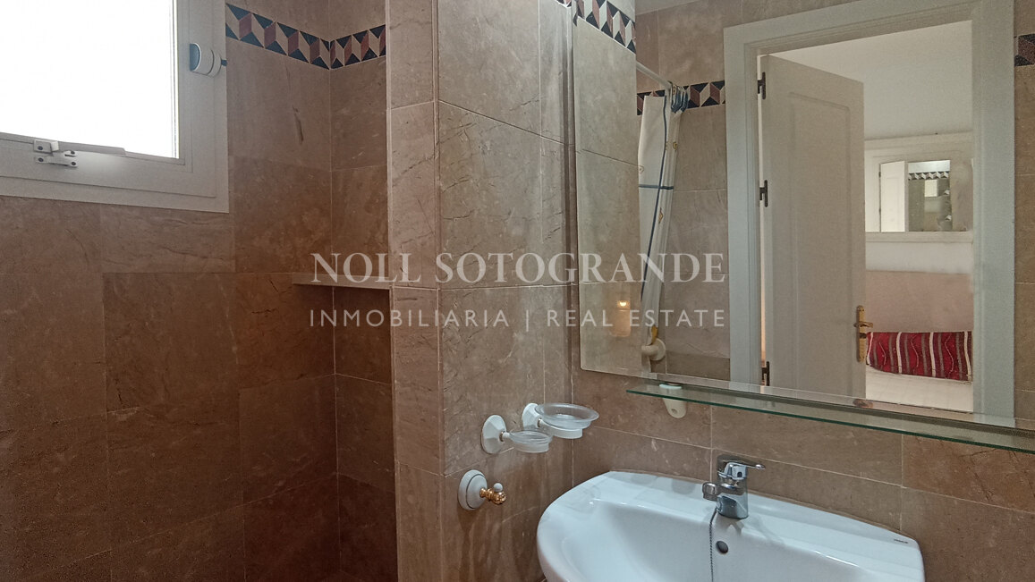 Apartamento de 2 dormitorios en primera línea de golf en La Quinta, a pasos del club de golf y su restaurante