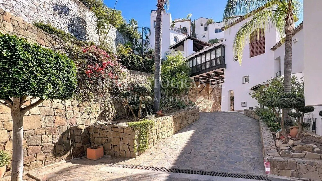 Front line La Quinta Golf 2-bedroom apartment within walking distance to the Golf Course and 5* amenities