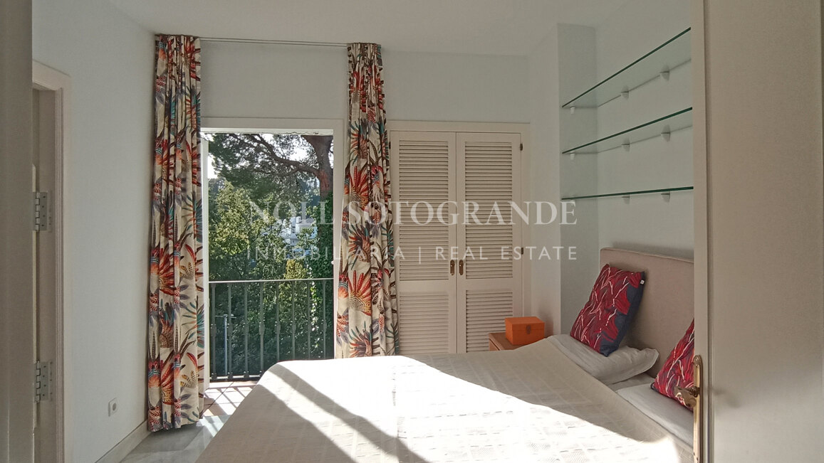 Apartamento de 2 dormitorios en primera línea de golf en La Quinta, a pasos del club de golf y su restaurante