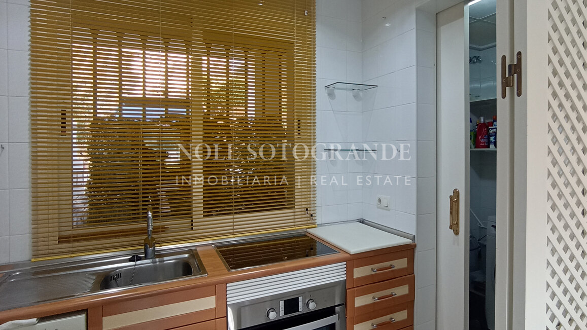 Apartamento de 2 dormitorios en primera línea de golf en La Quinta, a pasos del club de golf y su restaurante