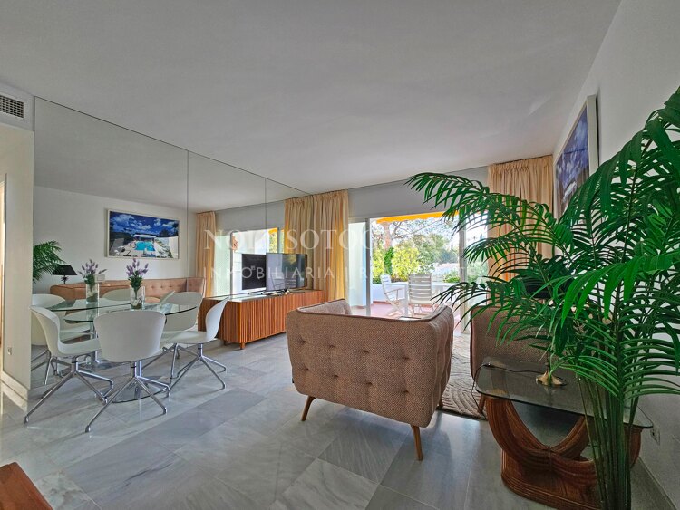 Front line La Quinta Golf 2-bedroom apartment within walking distance to the Golf Course and 5* amenities