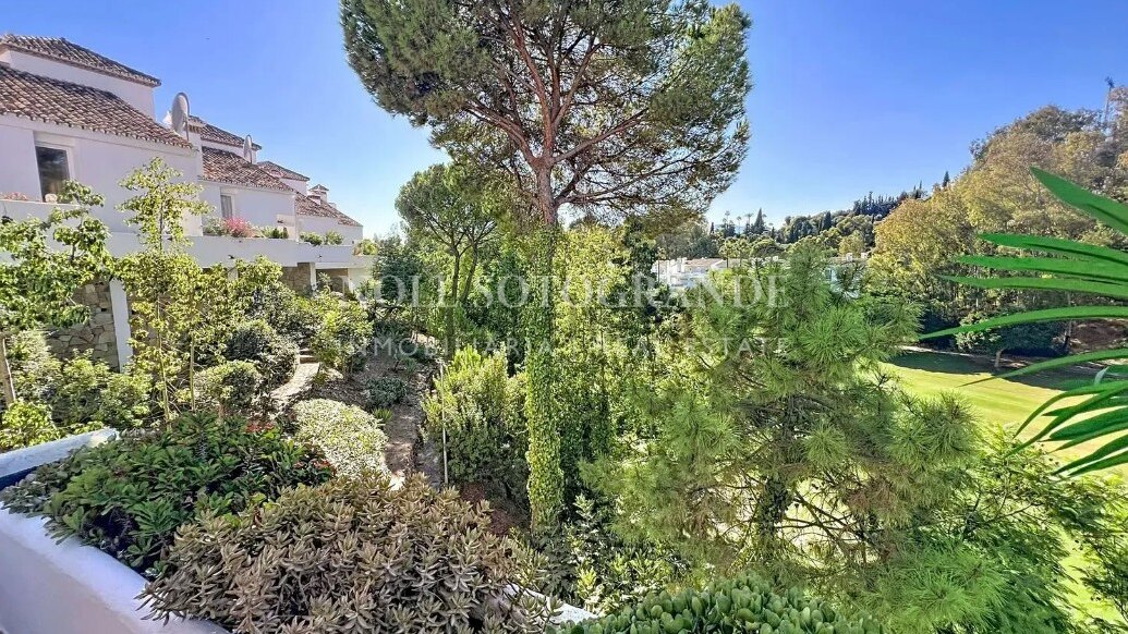 Front line La Quinta Golf 2-bedroom apartment within walking distance to the Golf Course and 5* amenities