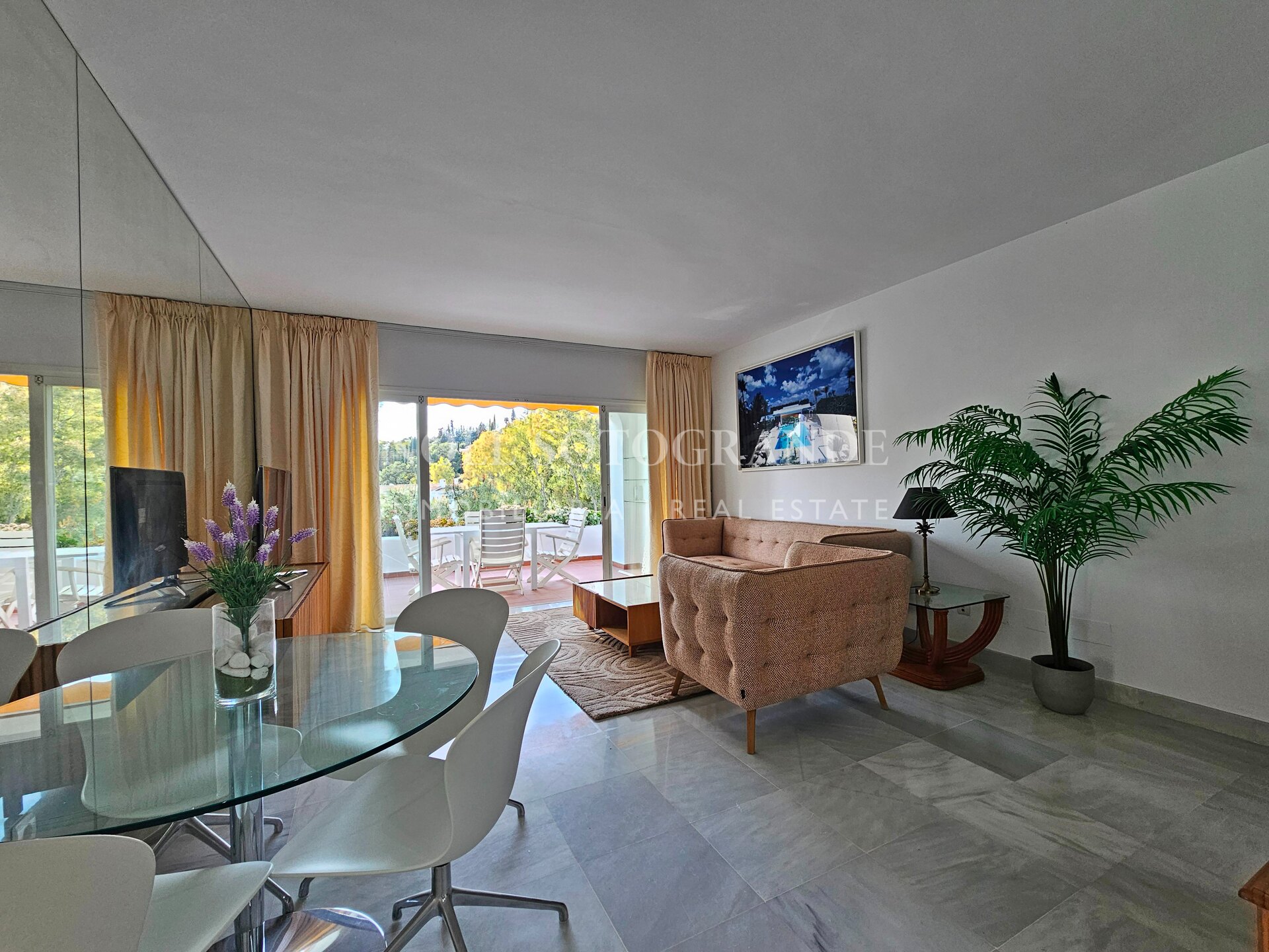 Front line La Quinta Golf 2-bedroom apartment within walking distance to the Golf Course and 5* amenities