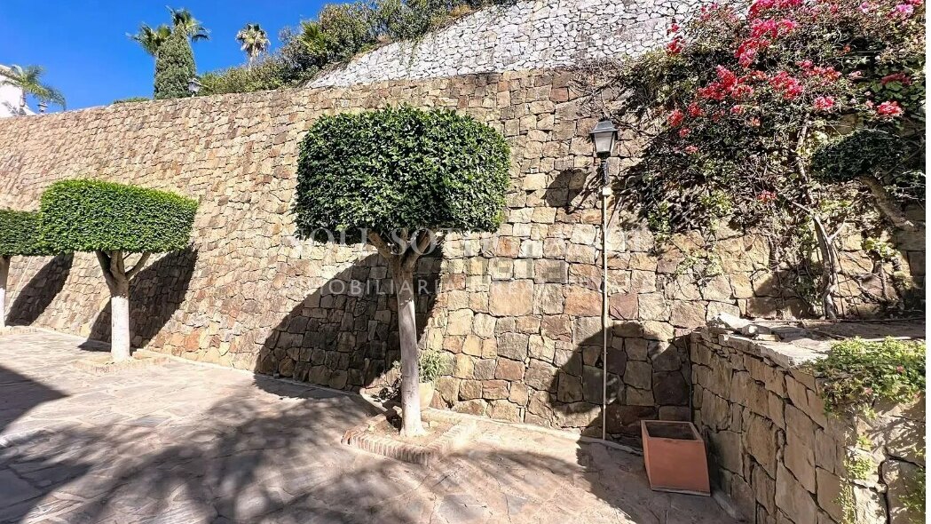 Front line La Quinta Golf 2-bedroom apartment within walking distance to the Golf Course and 5* amenities