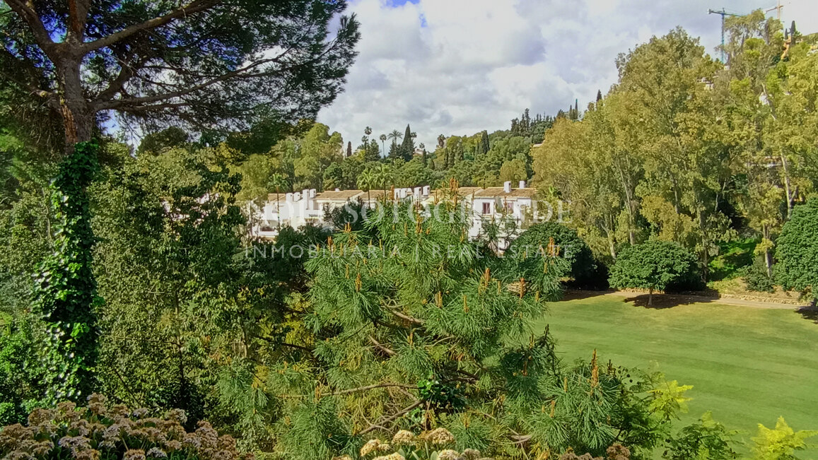 Apartamento de 2 dormitorios en primera línea de golf en La Quinta, a pasos del club de golf y su restaurante