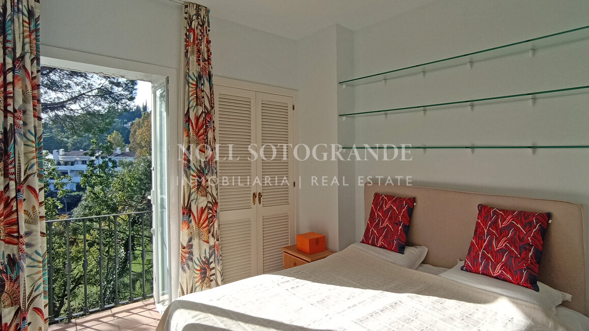 Apartamento de 2 dormitorios en primera línea de golf en La Quinta, a pasos del club de golf y su restaurante