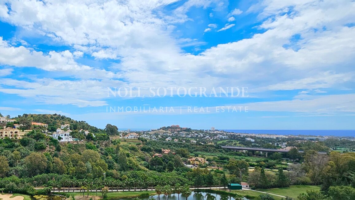 Recently renovated golf penthouse with great views in La Quinta, Benahavis