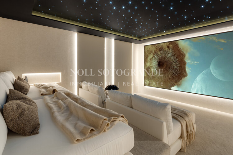 Stunning and elegant 5 bedroom villa in a prime Marbella location in the heart of Nueva Andalucia´s Golf Valley