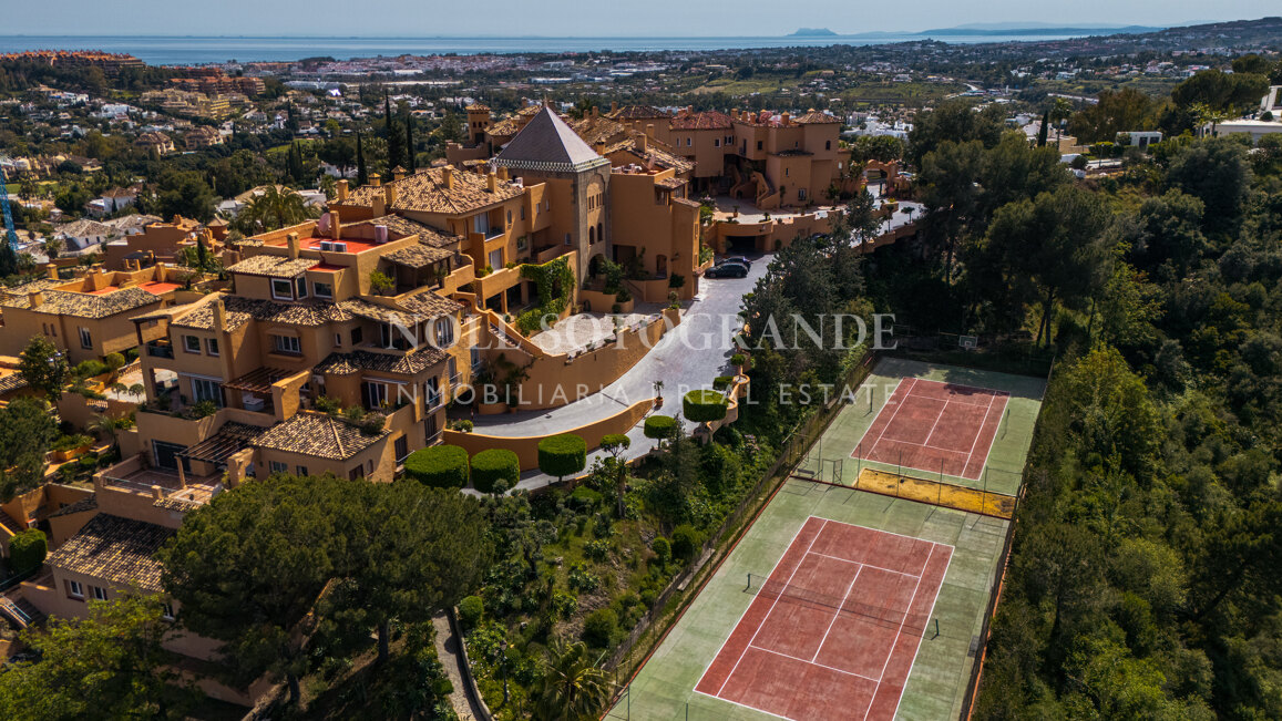 Newly renovated 4 bedroom duplex with sea and golf views in Nueva Andalucía, Marbella