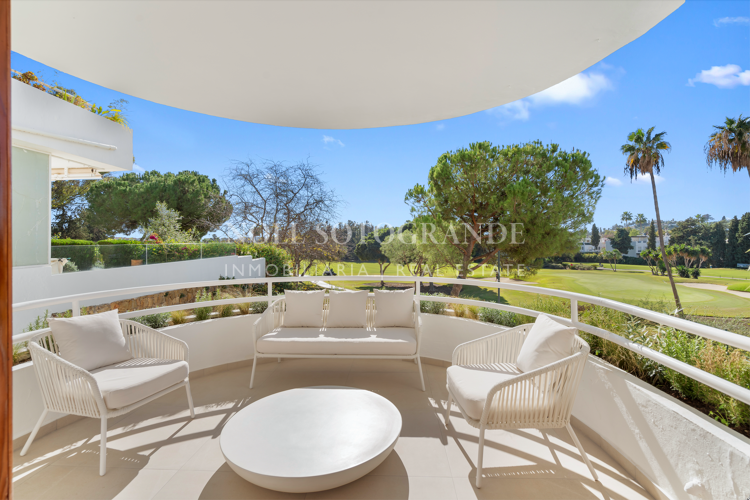 Renovated 3 bedroom frontline golf apartment in Nueva Andalucia, Marbella