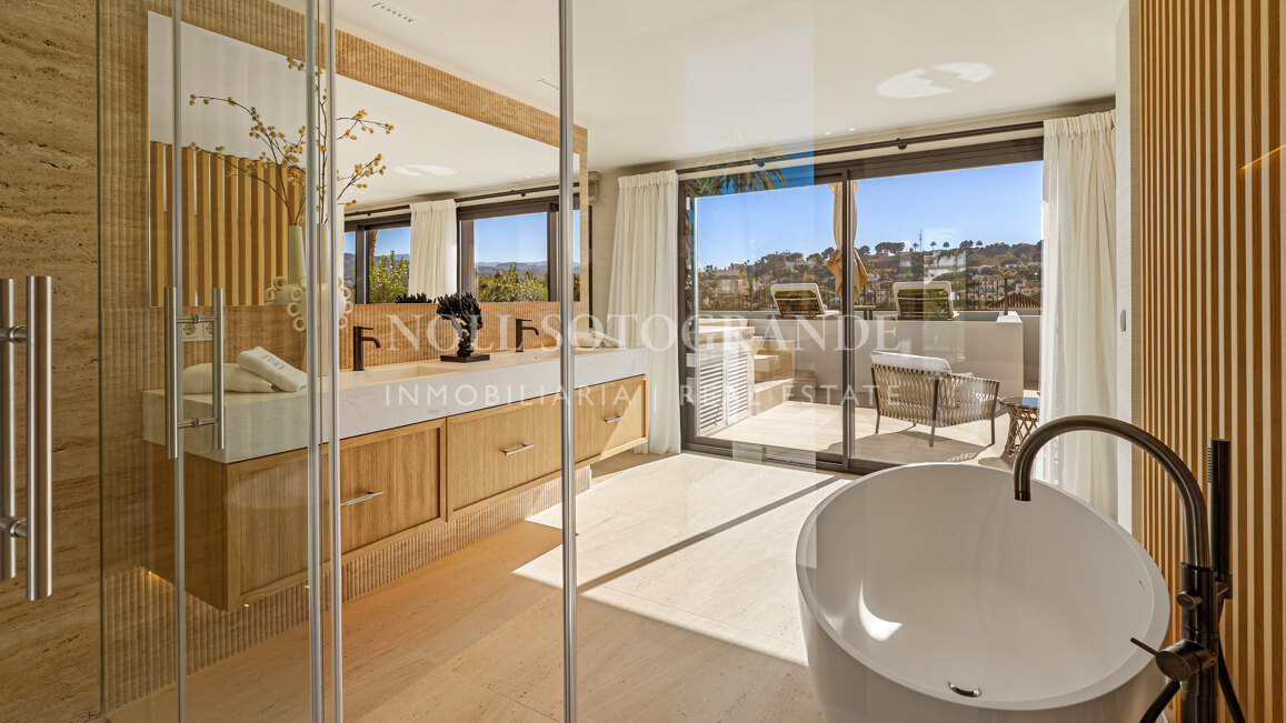 Villa zum Verkauf in Las Brisas, Nueva Andalucia