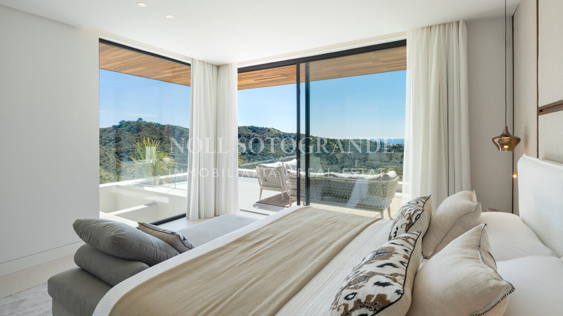 Brand new south facing 6-bedroom villa with panoramic sea views in La Quinta, Benahavis