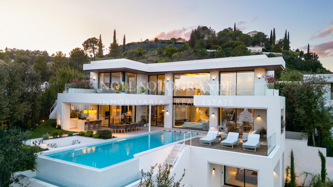Brand new south facing 6-bedroom villa with panoramic sea views in La Quinta, Benahavis