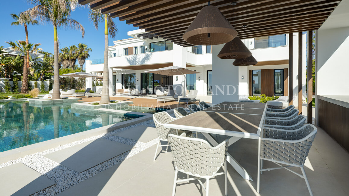 Villa for sale in Monte Halcones, Benahavis