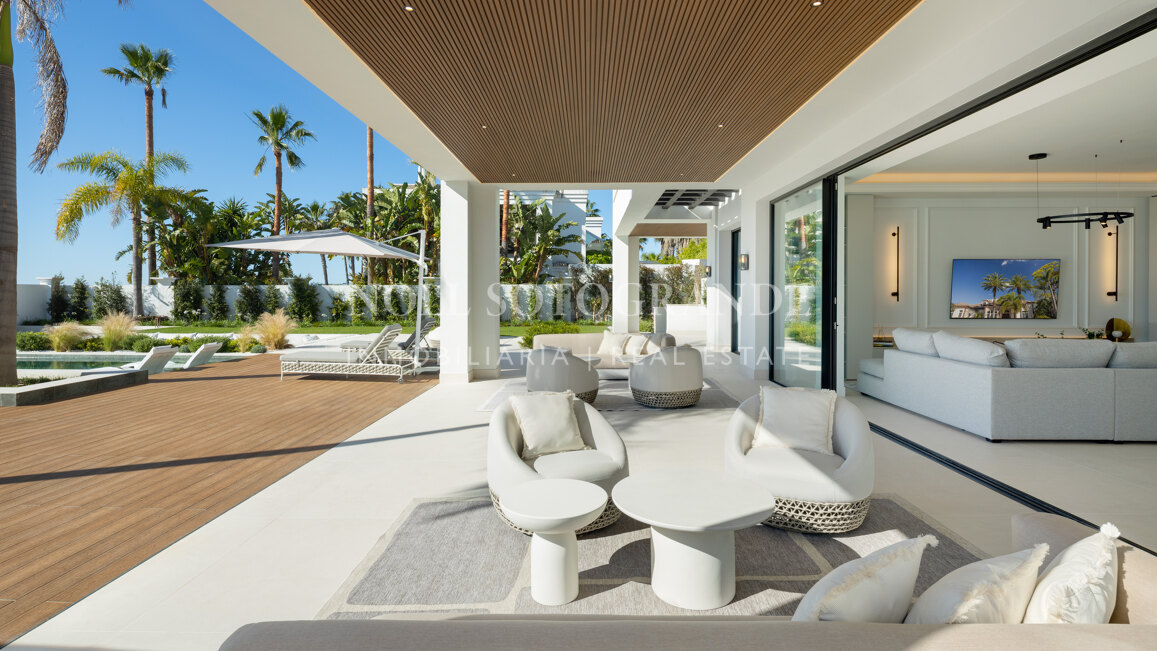 Villa for sale in Monte Halcones, Benahavis