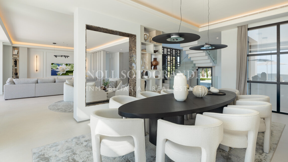 Villa for sale in Monte Halcones, Benahavis