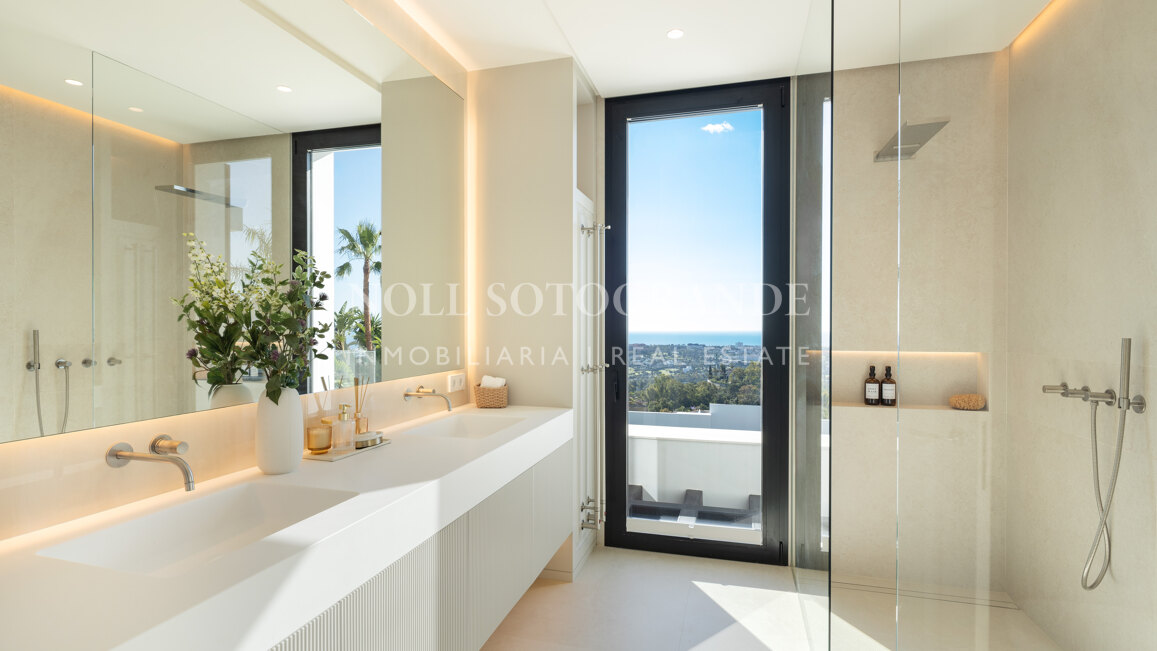 Villa for sale in Monte Halcones, Benahavis