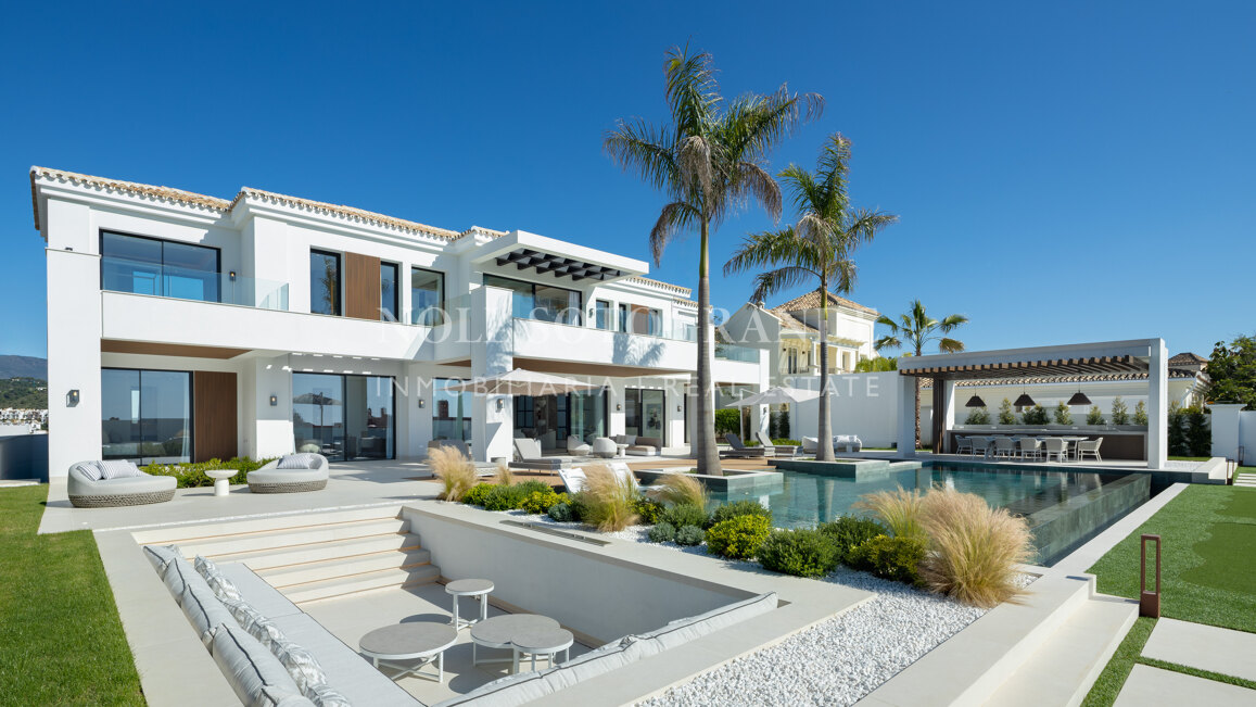 Villa for sale in Monte Halcones, Benahavis