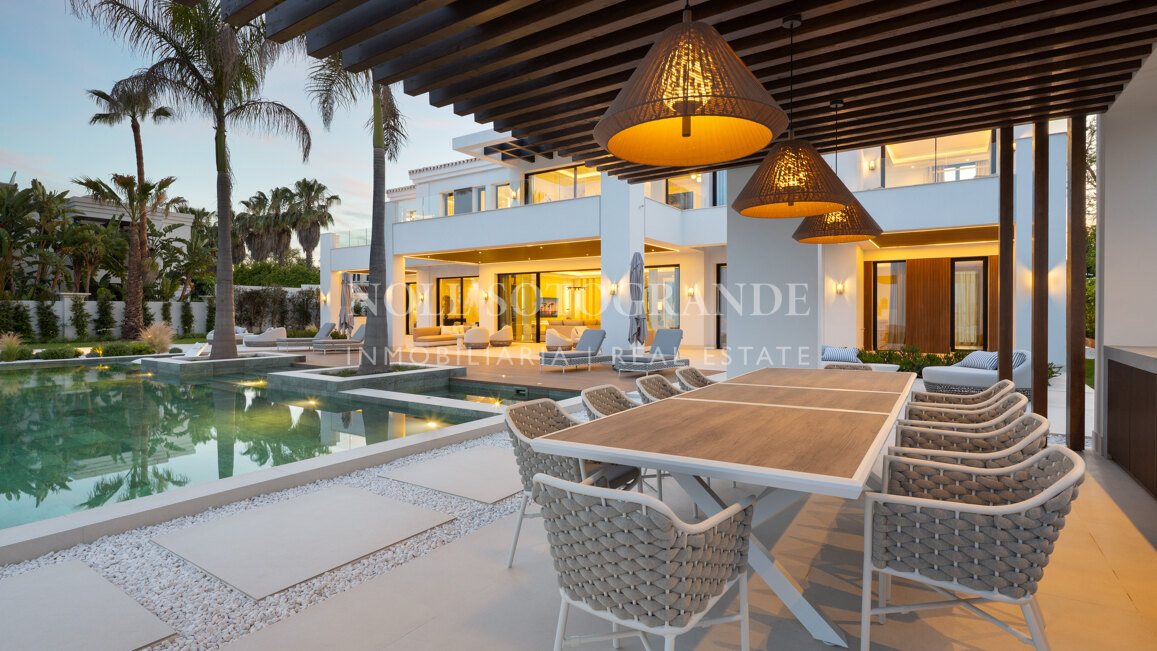 Villa for sale in Monte Halcones, Benahavis