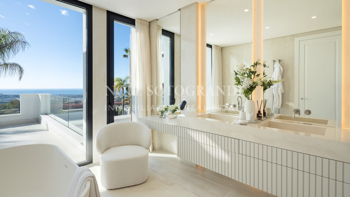 Villa for sale in Monte Halcones, Benahavis