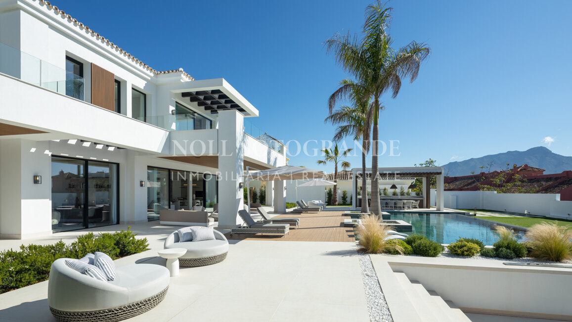 Villa for sale in Monte Halcones, Benahavis