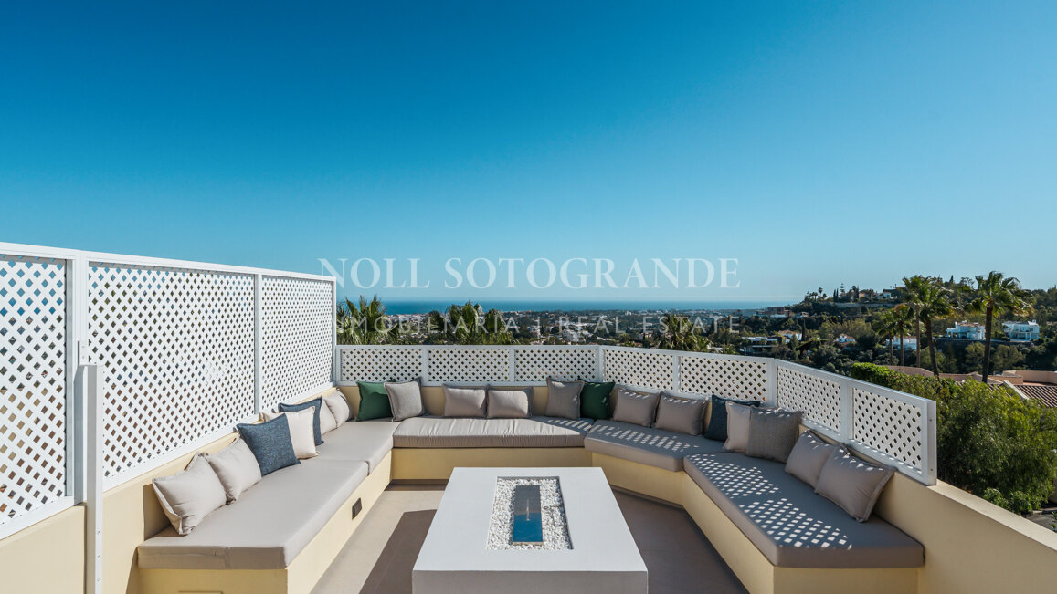 Fully renovated 3-bedroom townhouse with panoramic sea views, in La Quinta, Benahavis