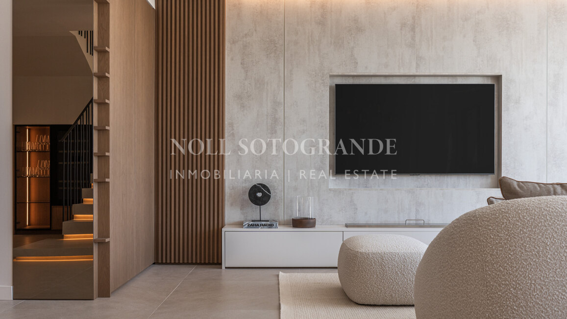 Fully renovated 3-bedroom townhouse with panoramic sea views, in La Quinta, Benahavis