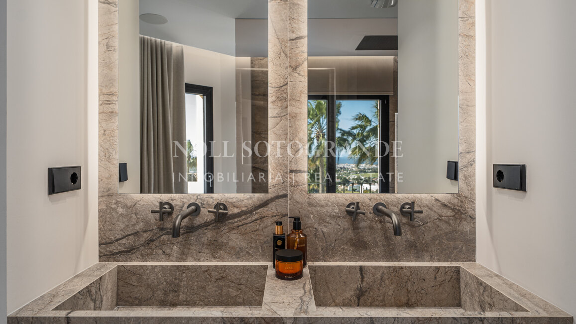 Fully renovated 3-bedroom townhouse with panoramic sea views, in La Quinta, Benahavis