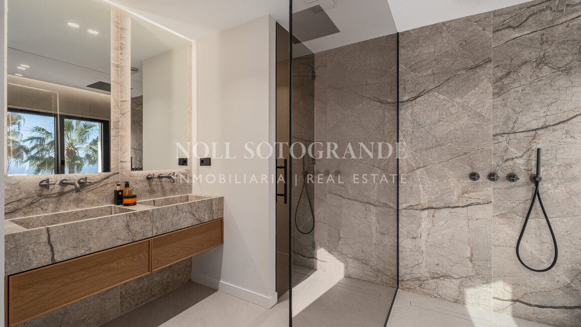 Fully renovated 3-bedroom townhouse with panoramic sea views, in La Quinta, Benahavis