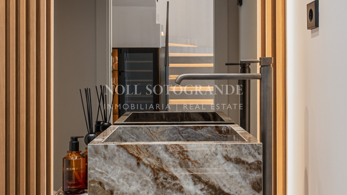 Fully renovated 3-bedroom townhouse with panoramic sea views, in La Quinta, Benahavis