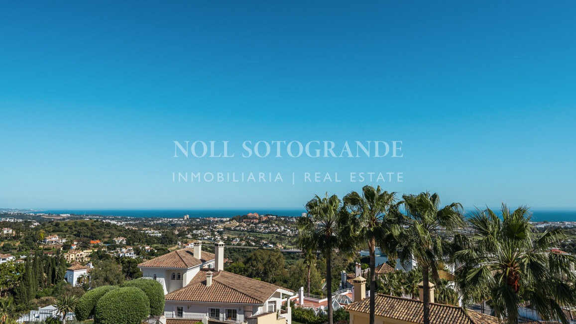 Fully renovated 3-bedroom townhouse with panoramic sea views, in La Quinta, Benahavis