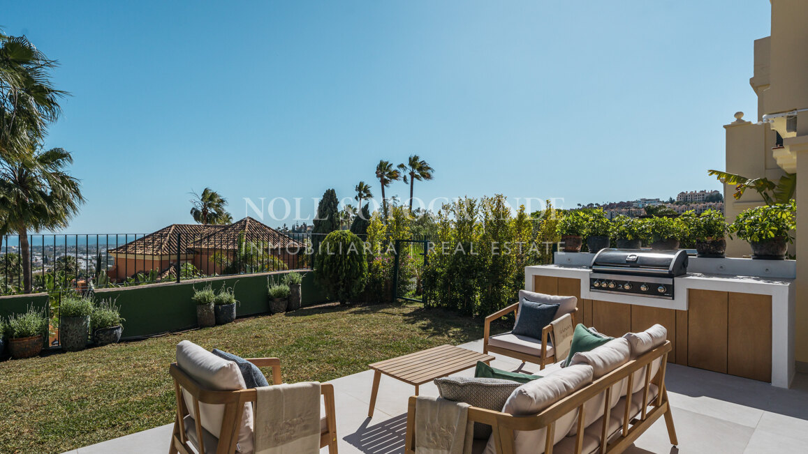 Fully renovated 3-bedroom townhouse with panoramic sea views, in La Quinta, Benahavis