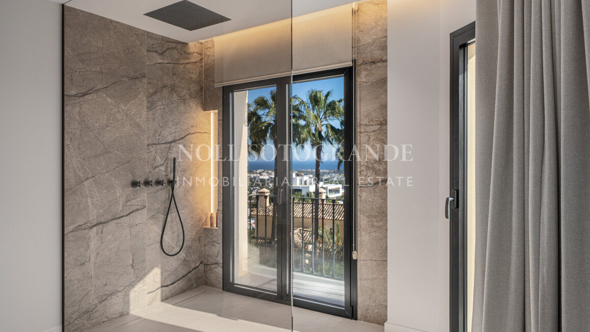 Fully renovated 3-bedroom townhouse with panoramic sea views, in La Quinta, Benahavis