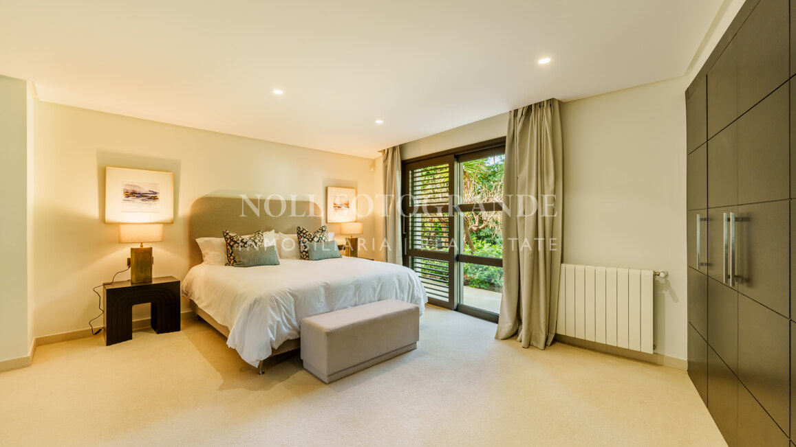 Villa for sale in La Cerquilla, Nueva Andalucia