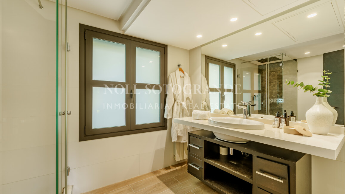 Villa for sale in La Cerquilla, Nueva Andalucia