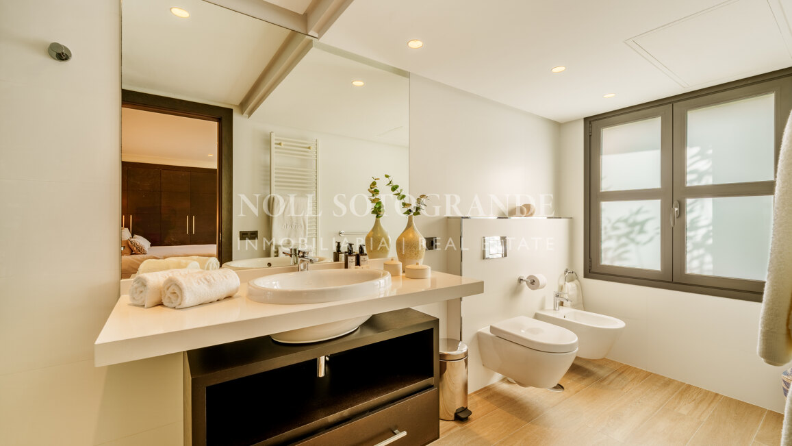 Villa for sale in La Cerquilla, Nueva Andalucia