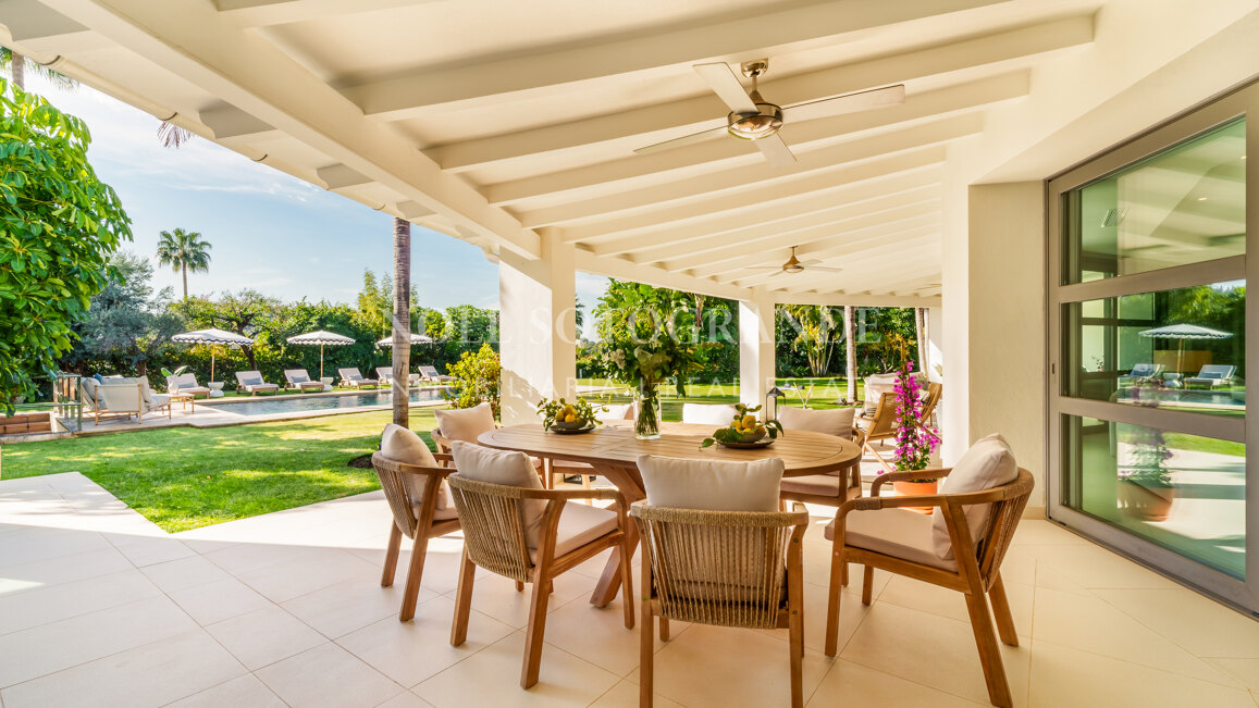 Villa for sale in La Cerquilla, Nueva Andalucia